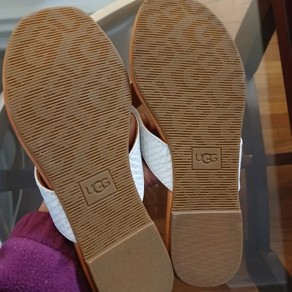 UGG Tuolumne Women Size 6 Tan and White Snakeskin Pattern Thong Sandals - Picture 2 of 6